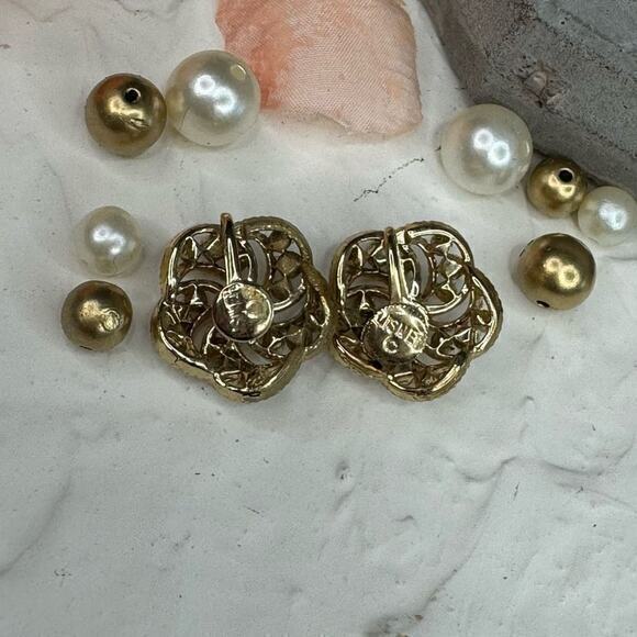 Vintage Lisner Signed Faux Pearl and Gold Tone Flower Clip On Earrings - Picture 4 of 5